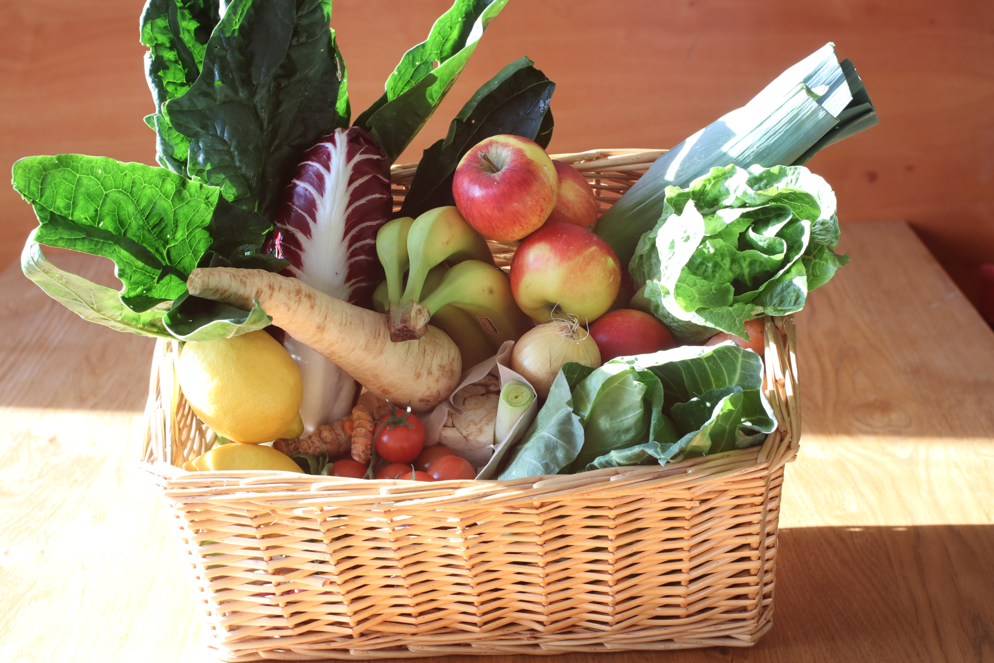 frische Obst und Gemüsekiste natürlich